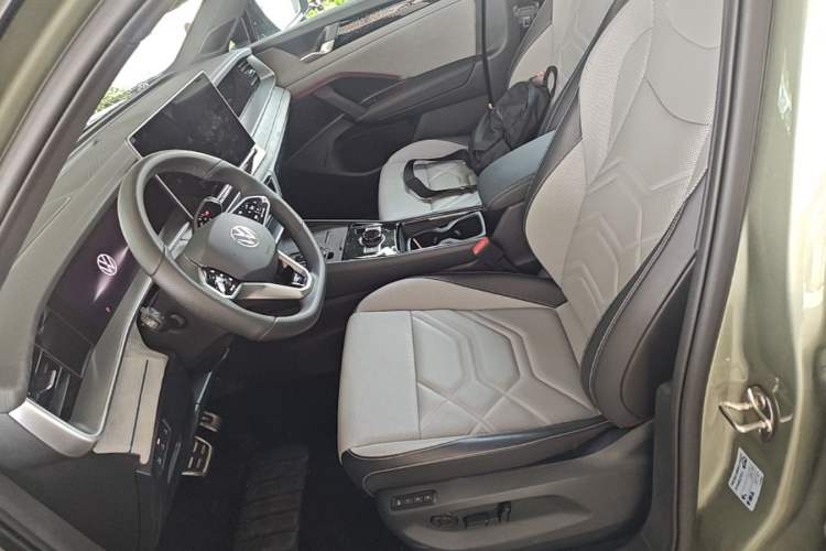Used Volkswagen Tayron 2025 Tiguan L 380TSI 4Motion Luxury Left Front Seat