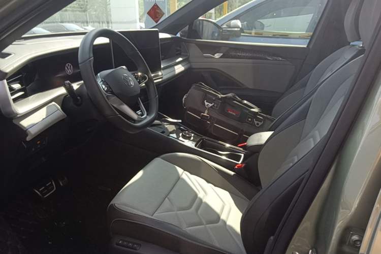Used Volkswagen Tayron 2025 Tiguan L 380TSI 4Motion Luxury Easy Package Left Front Seat