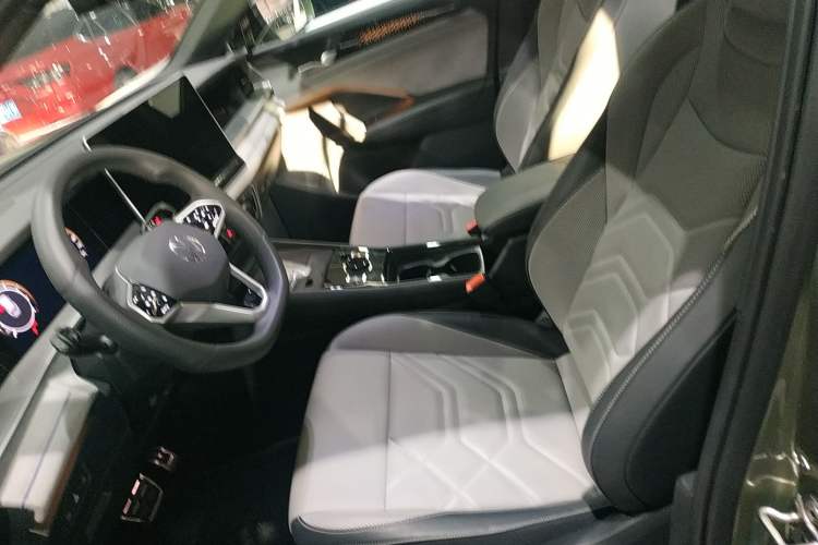 Used Volkswagen Tayron 2025 Tiguan L 380TSI 4Motion Luxury Easy Package Left Front Seat