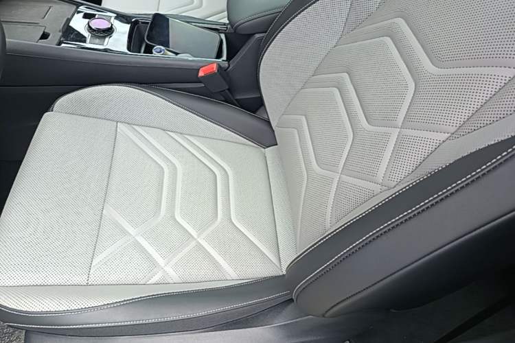 Used Volkswagen Tayron 2025 Tiguan L 380TSI 4Motion Luxury Easy Package Left Front Seat