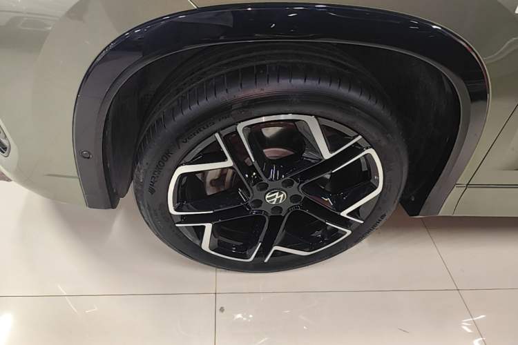 Used Volkswagen Tayron 2025 Tiguan L 380TSI 4Motion Luxury Easy Package Left Front Wheel Hub