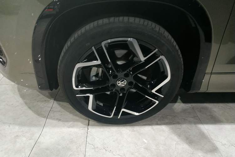 Used Volkswagen Tayron 2025 Tiguan L 380TSI 4Motion Luxury Easy Package Left Front Wheel Hub