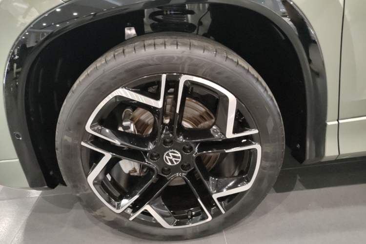 Used Volkswagen Tayron 2025 Tiguan L 380TSI 4Motion Luxury Easy Package Left Front Wheel Hub