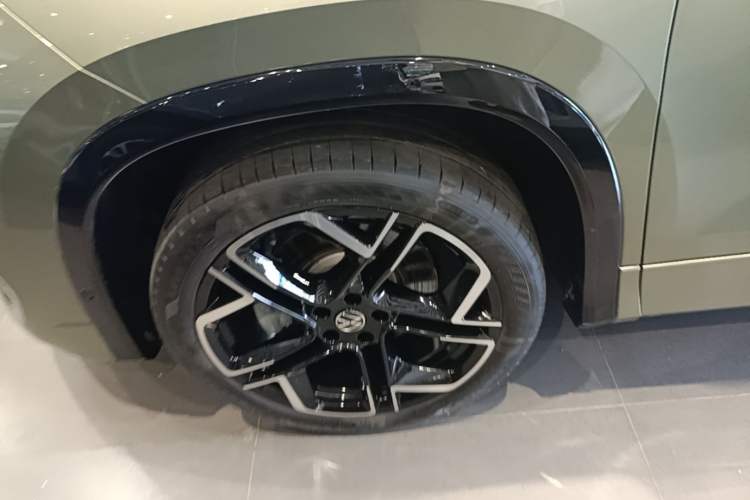 Used Volkswagen Tayron 2025 Tiguan L 380TSI 4Motion Luxury Easy Package Left Front Wheel Hub