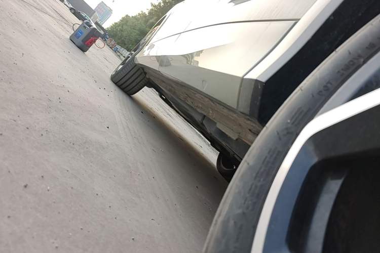 Used Volkswagen Tayron 2025 Tiguan L 380TSI 4Motion Luxury Easy Package Left Side Sill