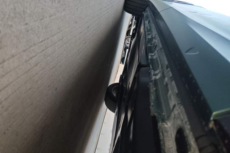 Used Volkswagen Tayron 2025 Tharu L 330TSI Two-Wheel Drive Elite City Package Left Side Sill