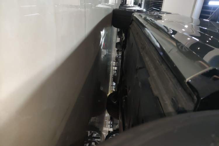 Used Volkswagen Tayron 2025 Tiguan L 380TSI 4Motion Luxury Easy Package Left Side Sill