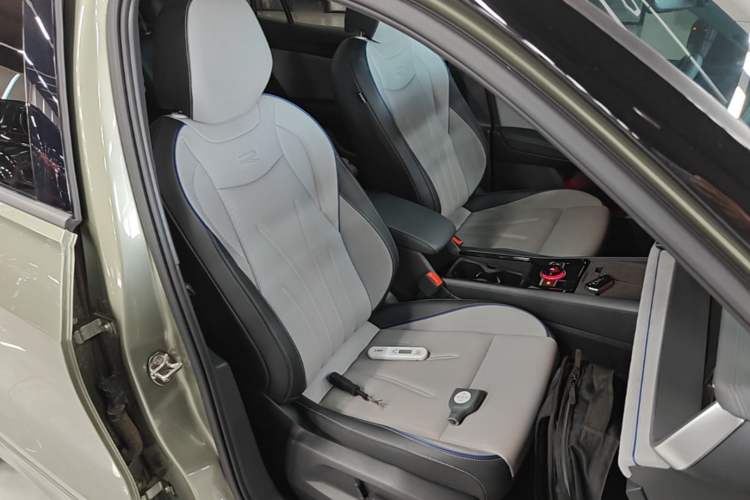 Used Volkswagen Tayron 2025 Tiguan L 380TSI 4Motion Luxury Easy Package Right Front Seat