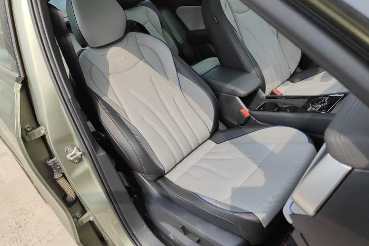Used Volkswagen Tayron 2025 Tiguan L 380TSI 4Motion Luxury Easy Package Right Front Seat