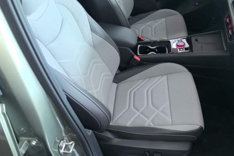 Used Volkswagen Tayron 2025 Tiguan L 380TSI 4Motion Luxury Right Front Seat