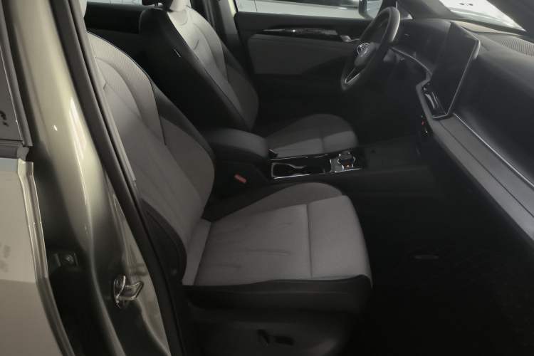 Used Volkswagen Tayron 2025 Tiguan L 380TSI 4Motion Luxury Easy Package Right Front Seat