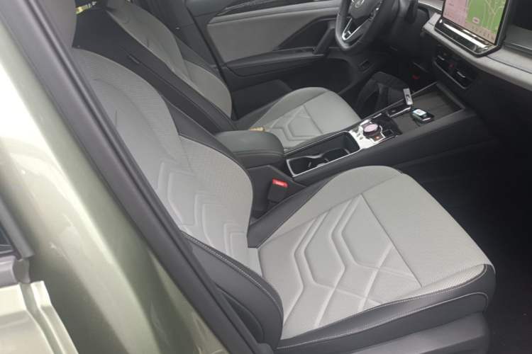 Used Volkswagen Tayron 2025 Tiguan L 380TSI 4Motion Luxury Right Front Seat