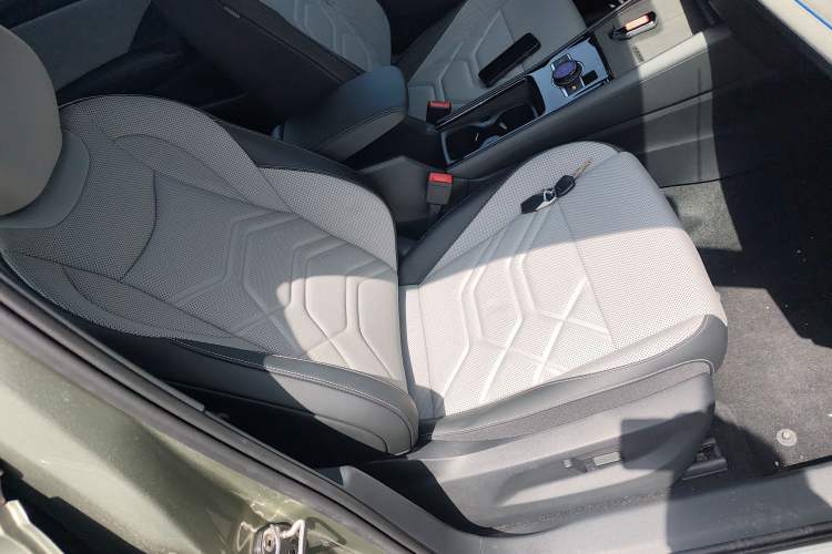 Used Volkswagen Tayron 2025 Tiguan L 380TSI 4Motion Luxury Easy Package Right Front Seat