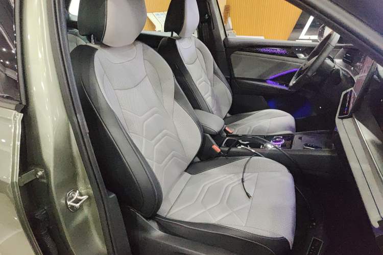 Used Volkswagen Tayron 2025 Tiguan L 380TSI 4Motion Luxury Easy Package Right Front Seat