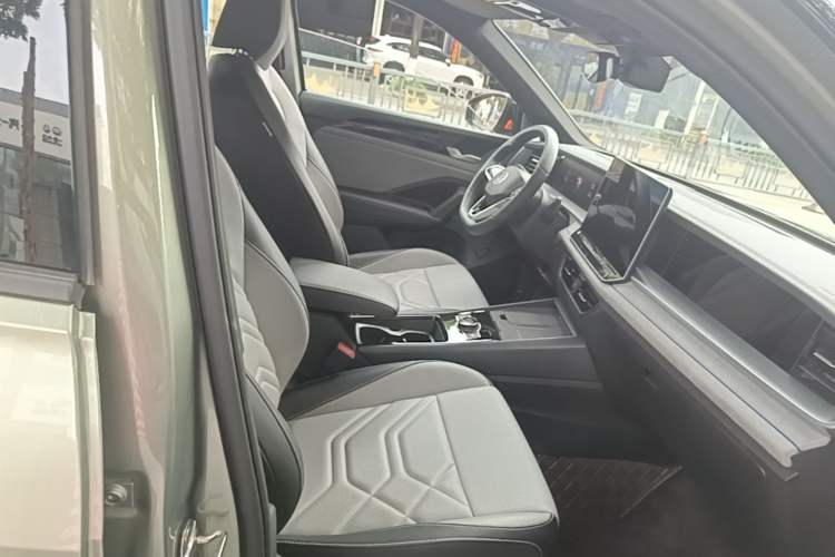 Used Volkswagen Tayron 2025 Tiguan L 380TSI 4Motion Luxury Easy Package Right Front Seat
