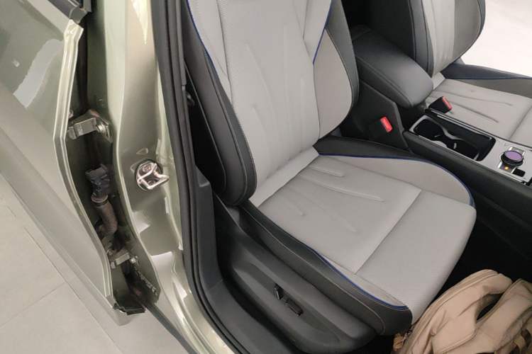 Used Volkswagen Tayron 2025 Tiguan L 380TSI 4Motion Luxury Right Front Seat
