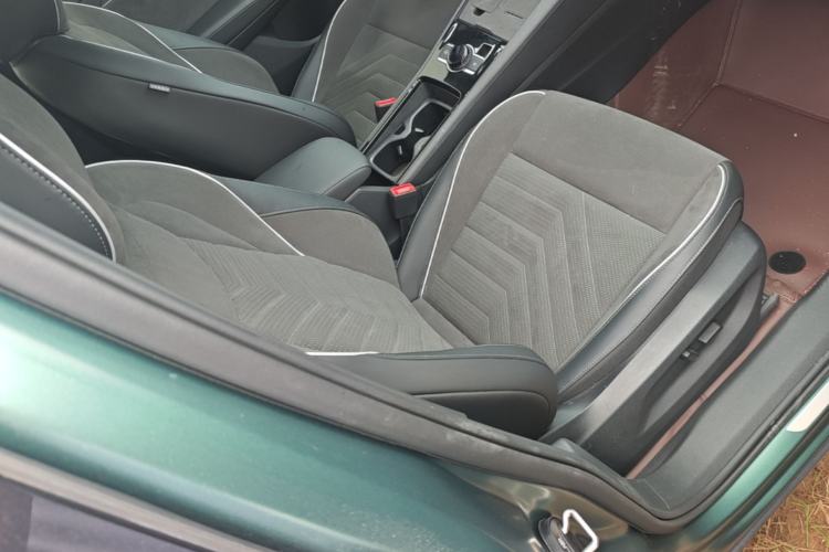 Used Volkswagen Tayron 2025 Tharu L 330TSI Two-Wheel Drive Elite City Package Right Front Seat