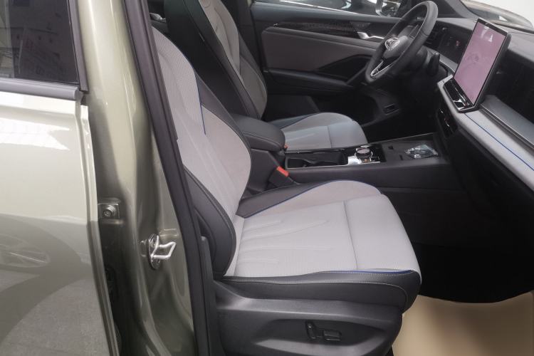 Used Volkswagen Tayron 2025 Tiguan L 380TSI 4Motion Luxury Easy Package Right Front Seat