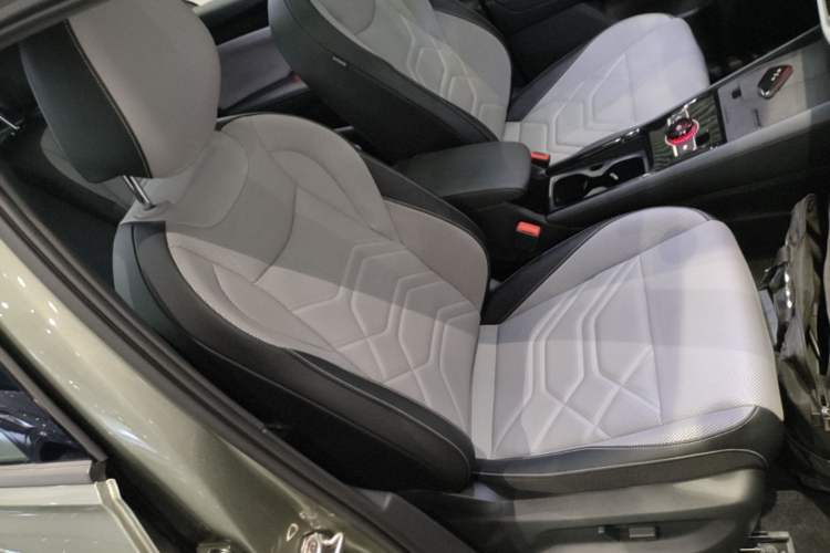 Used Volkswagen Tayron 2025 Tiguan L 380TSI 4Motion Luxury Easy Package Right Front Seat