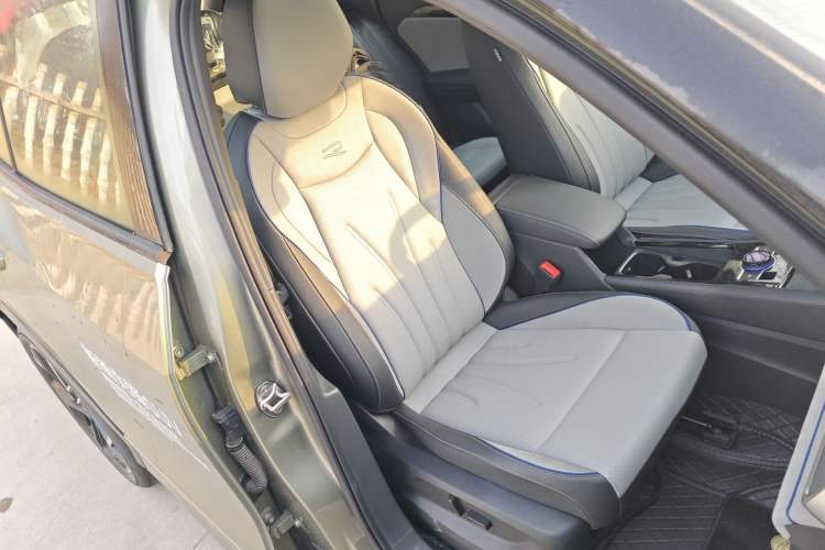 Used Volkswagen Tayron 2025 Tiguan L 380TSI 4Motion Luxury Easy Package Right Front Seat
