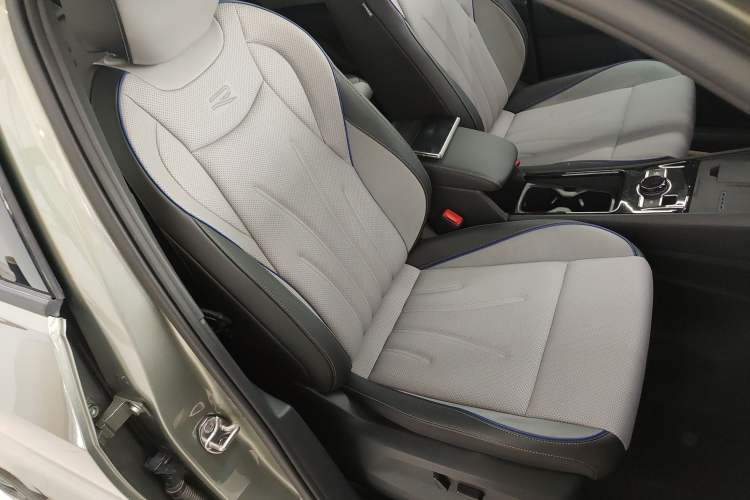 Used Volkswagen Tayron 2025 Tiguan L 380TSI 4Motion Luxury Easy Package Right Front Seat