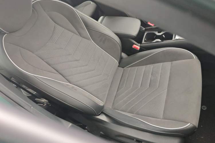 Used Volkswagen Tayron 2025 Tharu L 330TSI Two-Wheel Drive Elite City Package Right Front Seat