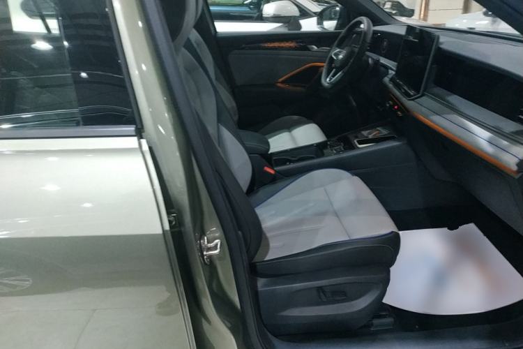 Used Volkswagen Tayron 2025 Tiguan L 380TSI 4Motion Luxury Easy Package Right Front Seat