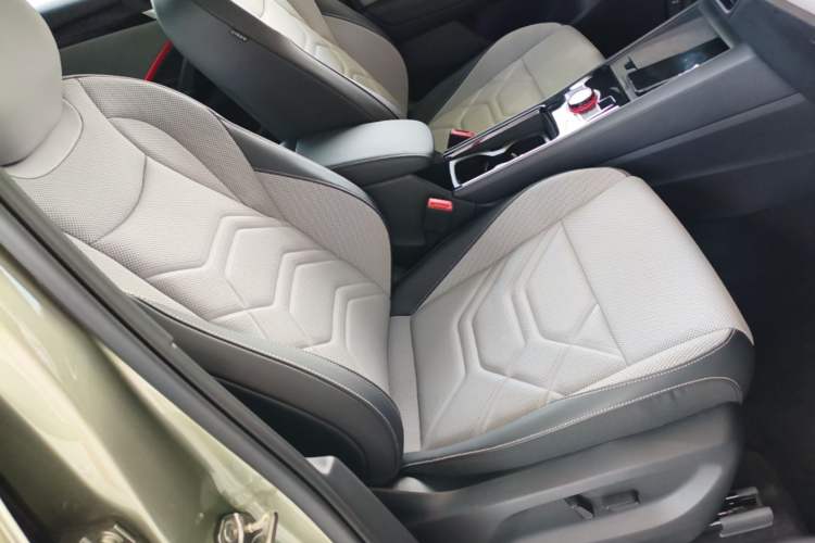 Used Volkswagen Tayron 2025 Tiguan L 380TSI 4Motion Luxury Right Front Seat