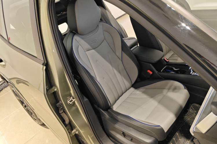 Used Volkswagen Tayron 2025 Tiguan L 380TSI 4Motion Luxury Easy Package Right Front Seat