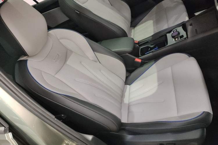Used Volkswagen Tayron 2025 Tiguan L 380TSI 4Motion Luxury Right Front Seat