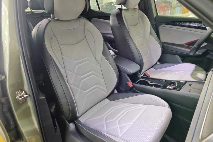 Used Volkswagen Tayron 2025 Tiguan L 380TSI 4Motion Luxury Easy Package Right Front Seat