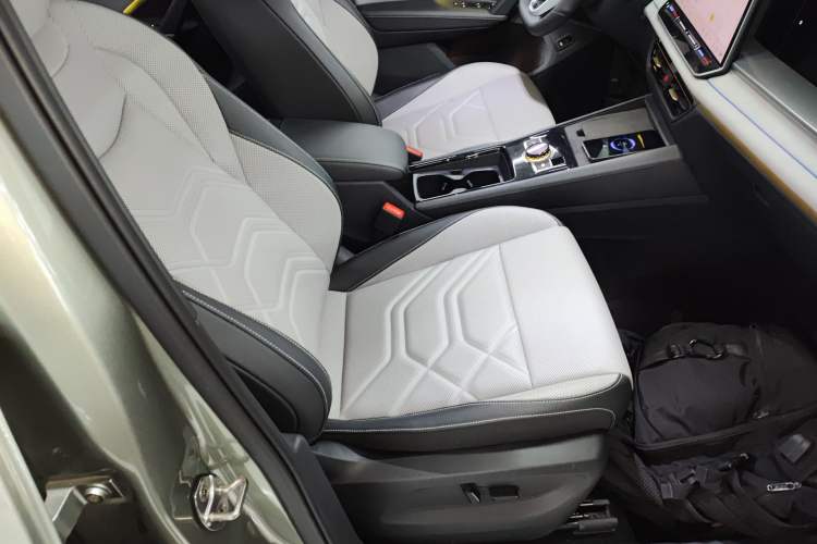 Used Volkswagen Tayron 2025 Tiguan L 380TSI 4Motion Luxury Right Front Seat