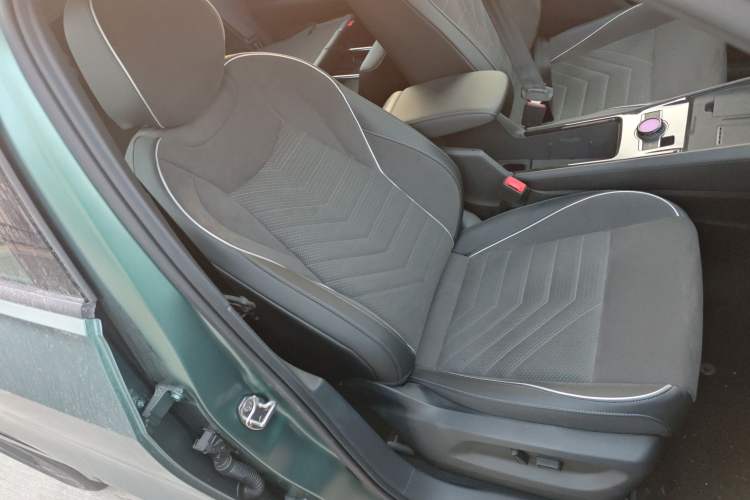 Used Volkswagen Tayron 2025 Tharu L 330TSI Two-Wheel Drive Elite City Package Right Front Seat
