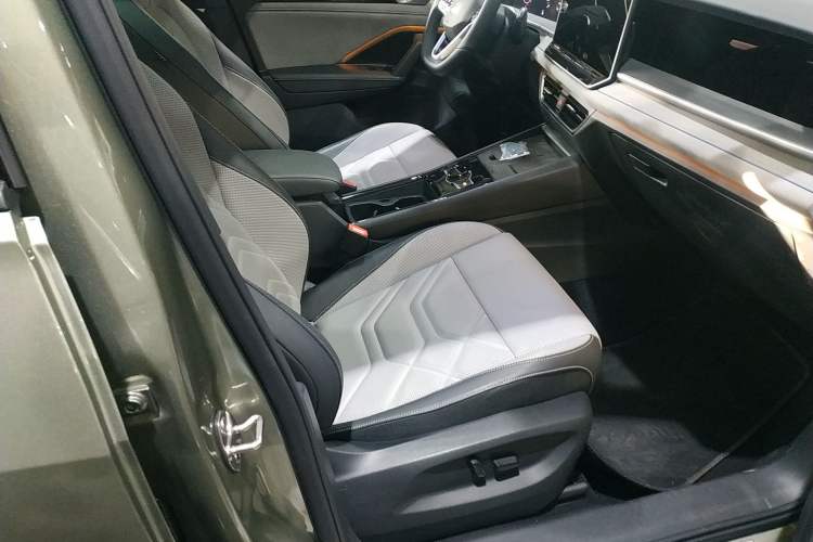 Used Volkswagen Tayron 2025 Tiguan L 380TSI 4Motion Luxury Easy Package Right Front Seat