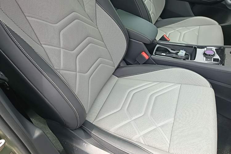 Used Volkswagen Tayron 2025 Tiguan L 380TSI 4Motion Luxury Easy Package Right Front Seat