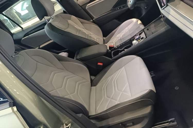 Used Volkswagen Tayron 2025 Tiguan L 380TSI 4Motion Luxury Easy Package Right Front Seat