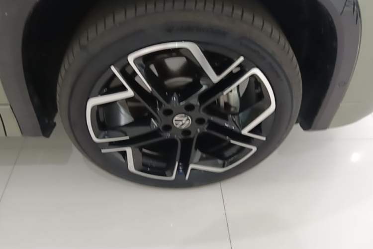 Used Volkswagen Tayron 2025 Tiguan L 380TSI 4Motion Luxury Right Front Wheel Hub