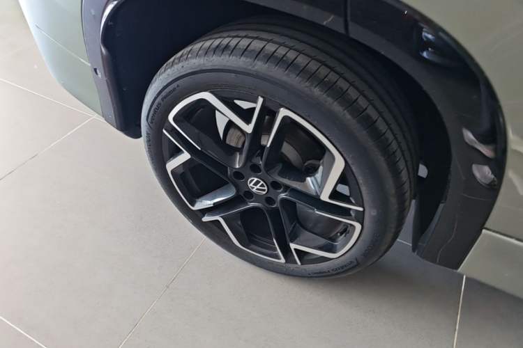 Used Volkswagen Tayron 2025 Tiguan L 380TSI 4Motion Luxury Easy Package Right Rear Wheel Hub