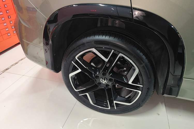 Used Volkswagen Tayron 2025 Tiguan L 380TSI 4Motion Luxury Easy Package Right Rear Wheel Hub