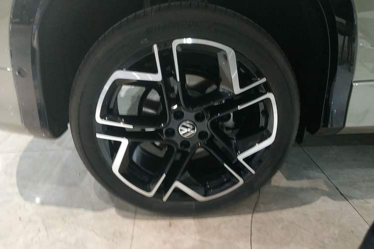 Used Volkswagen Tayron 2025 Tiguan L 380TSI 4Motion Luxury Easy Package Right Rear Wheel Hub