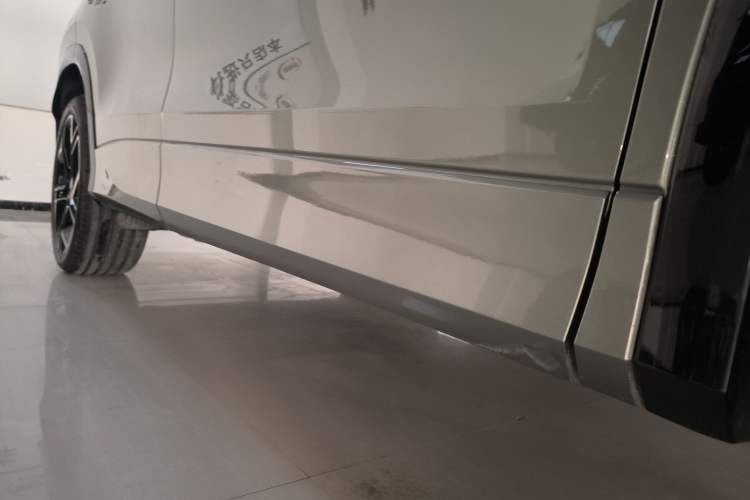 Used Volkswagen Tayron 2025 Tiguan L 380TSI 4Motion Luxury Easy Package Right Side Sill