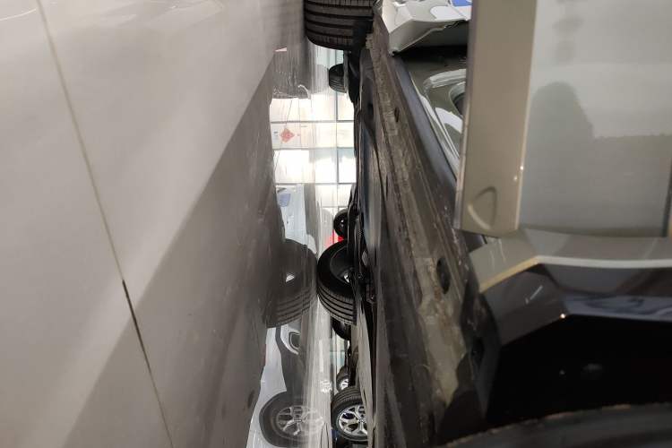 Used Volkswagen Tayron 2025 Tiguan L 380TSI 4Motion Luxury Easy Package Right Side Sill