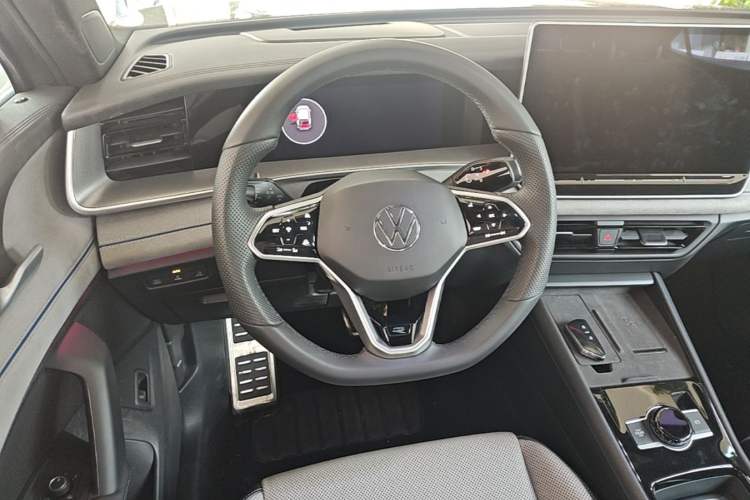 Used Volkswagen Tayron 2025 Tiguan L 380TSI 4Motion Luxury Steering Wheel