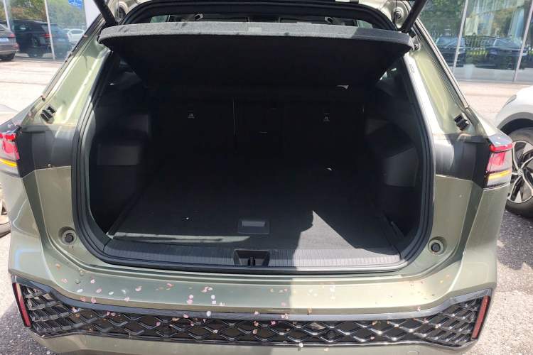 Used Volkswagen Tayron 2025 Tiguan L 380TSI 4Motion Luxury Easy Package Trunk
