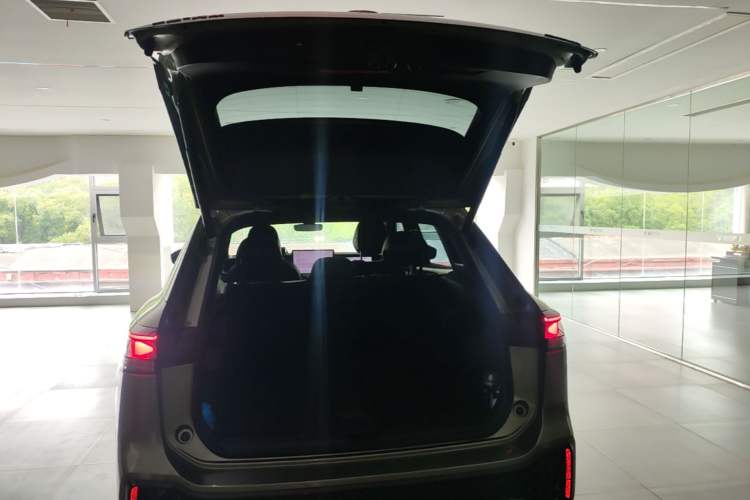 Used Volkswagen Tayron 2025 Tiguan L 380TSI 4Motion Luxury Trunk