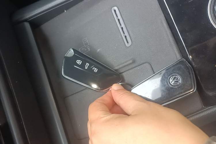Used Volkswagen Tayron 2025 Tiguan L 380TSI 4Motion Luxury Vehicle Key