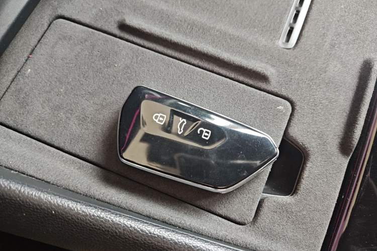 Used Volkswagen Tayron 2025 Tiguan L 380TSI 4Motion Luxury Vehicle Key