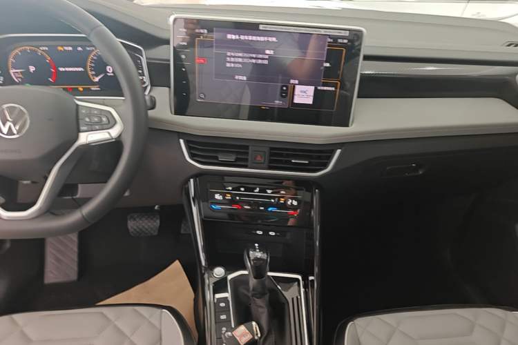 Used Volkswagen Tayron 2025 Facelifted Model, Popular Version, 300TSI Audio And AC Panel