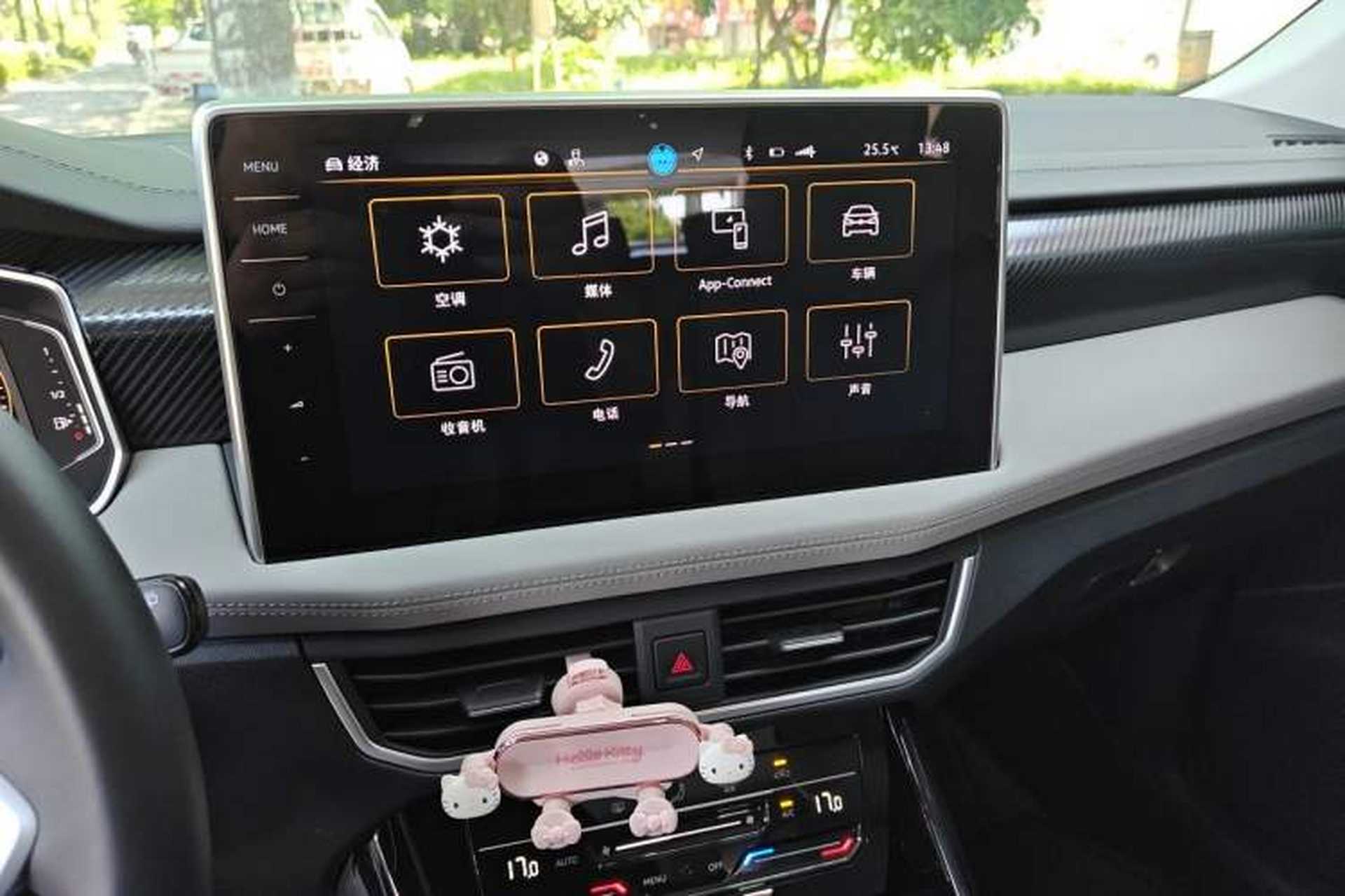 Used Volkswagen Tayron 2025 Facelifted Model, Popular Version, 330TSI Audio And AC Panel