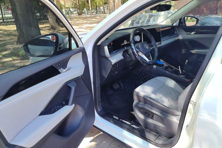 Used Volkswagen Tayron 2025 Tiguan L 330TSI Two-Wheel-Drive Elite Driver Seat